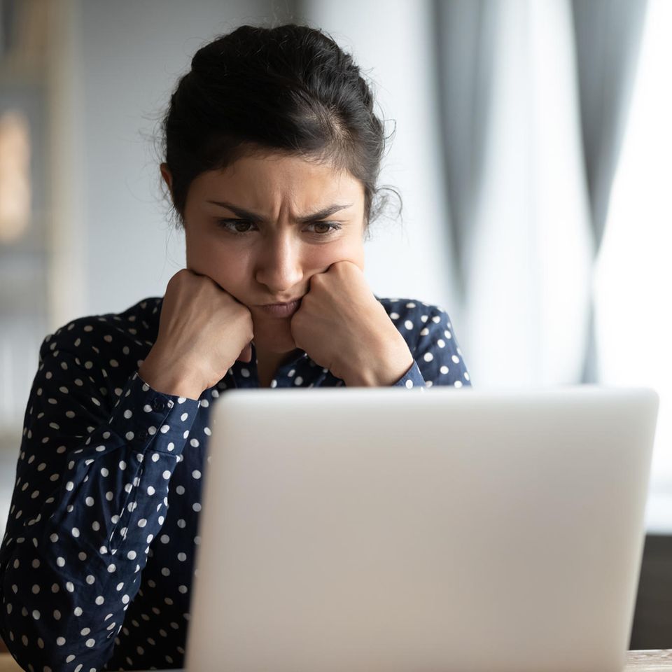 Emotionen im Job: Frau sitzt frustriert vor Laptop