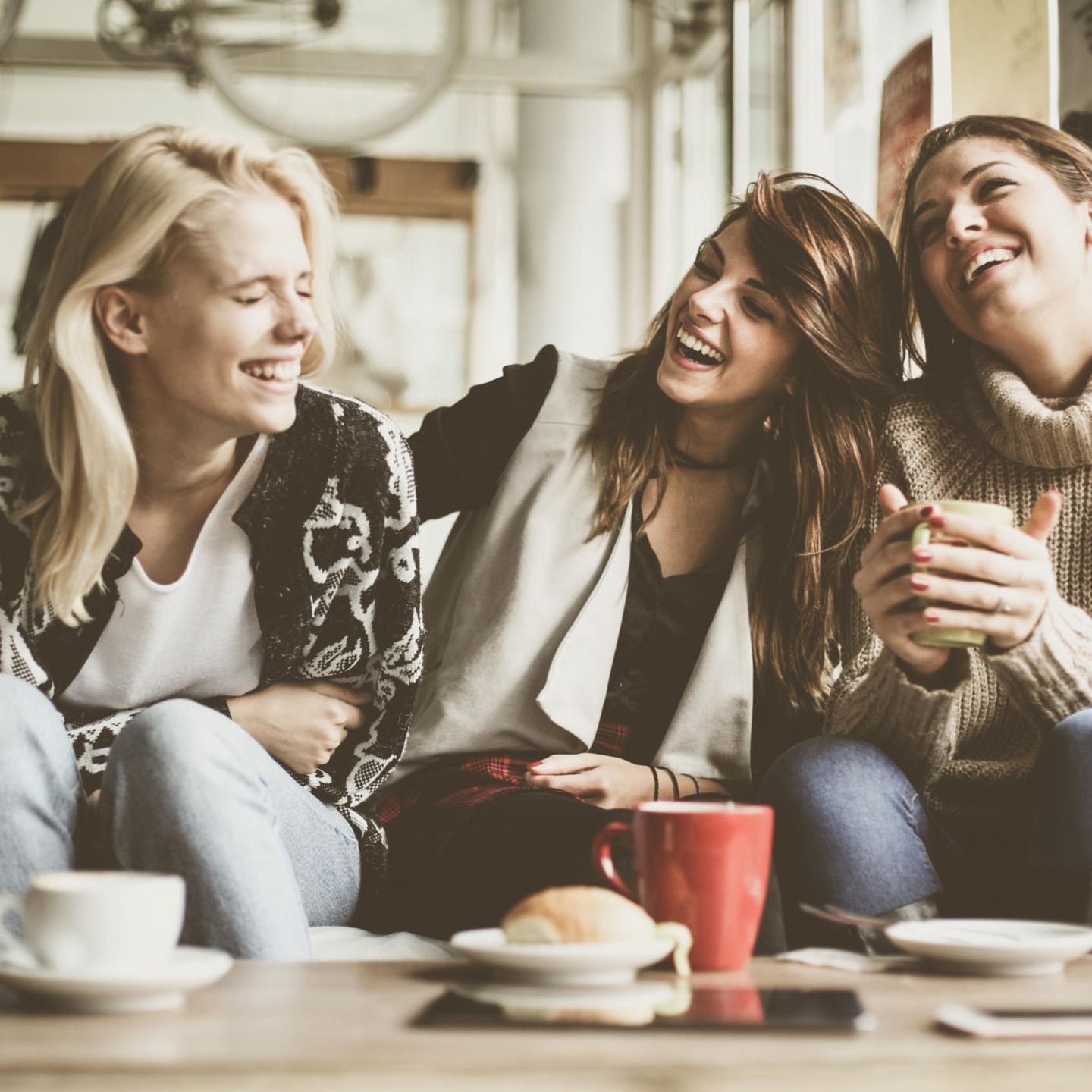 Nach Corona: Freundinnen im Café