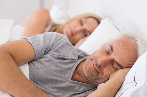 Schlafstörungen im Alter: Älterer Mann und ältere Frau schlafen