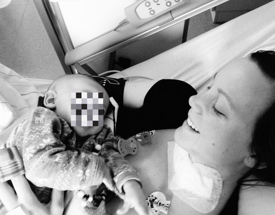 Säugling auf der Brust, Metastasen im Hals: Vera mit Miro im Krankenhaus