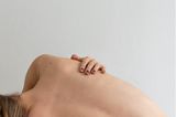 Endometriose in Bildern: Frau Rücken