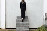 Endometriose in Bildern: Frau isteht auf Treppe
