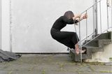 Endometriose in Bildern: Frau zieht am Geländer