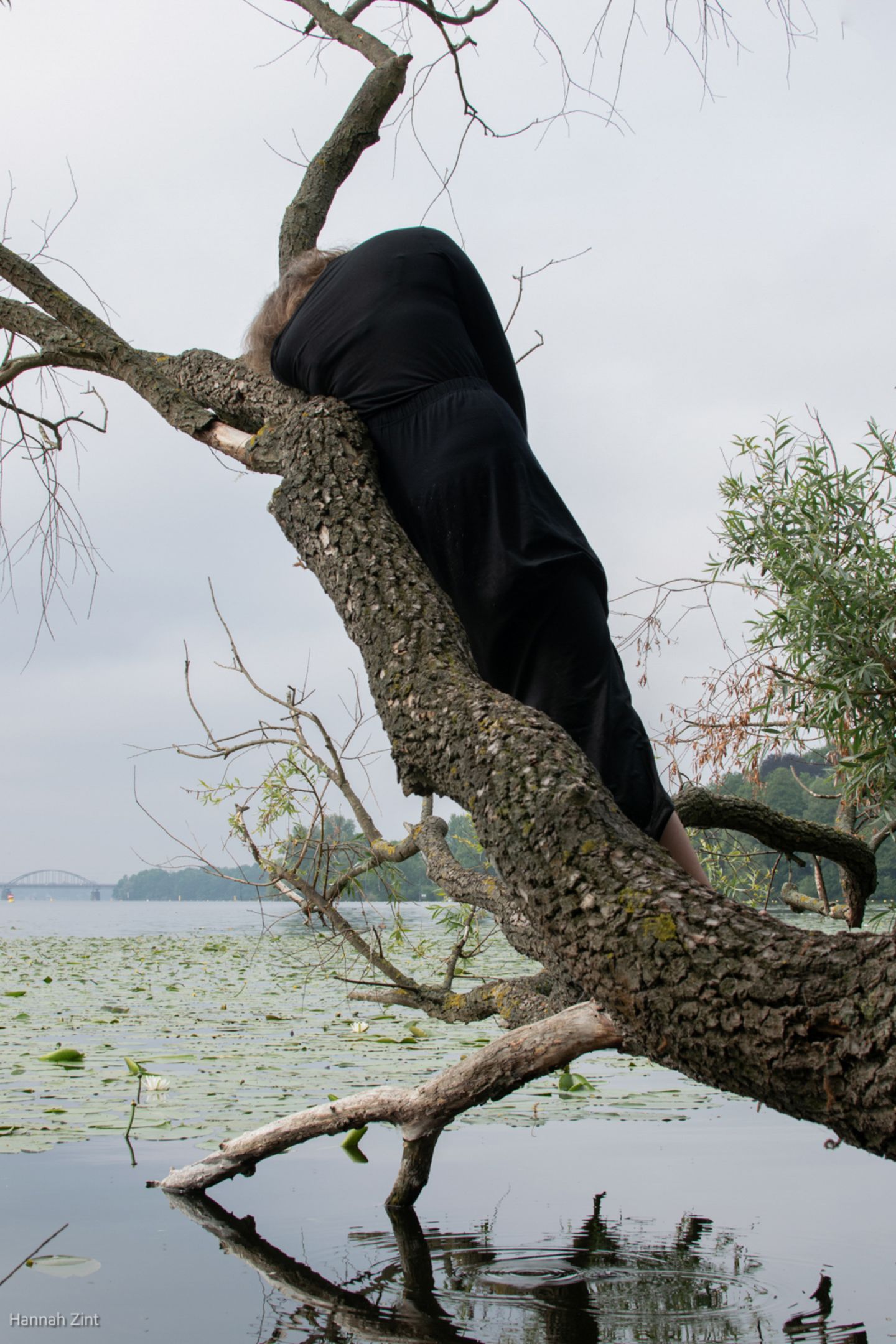 Endometriose in Bildern: Frau auf Baum