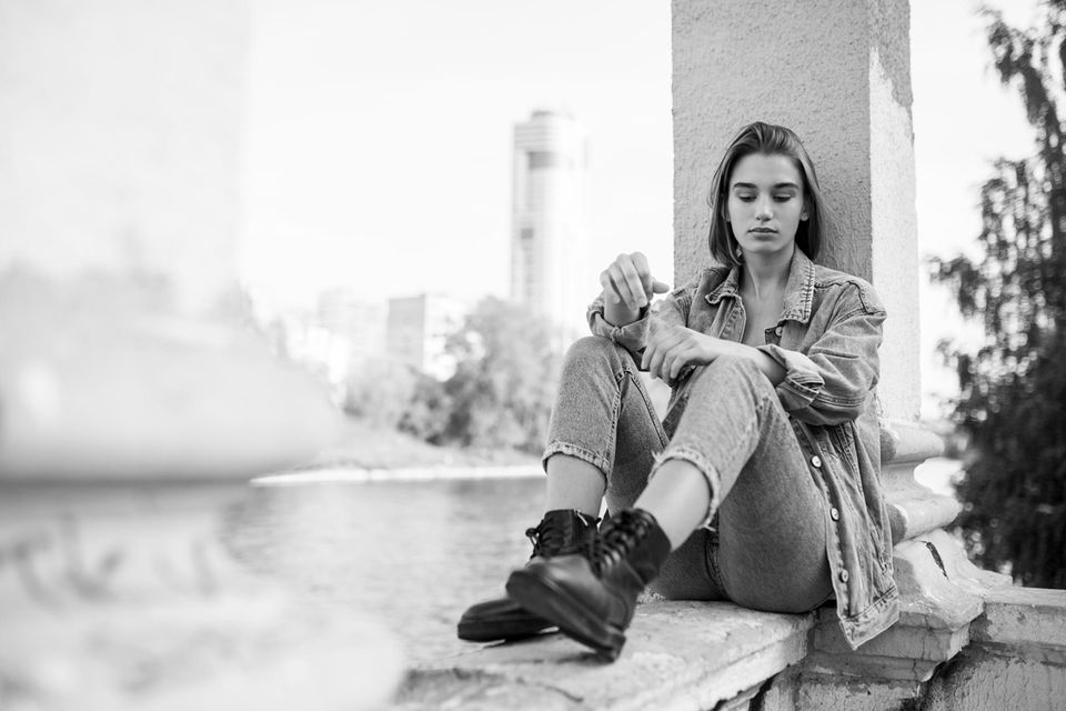 Psychologie: Eine selbstbewusste, traurige junge Frau