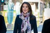 In Dänemark gibt es heute Grund zum Feiern: Kronprinzessin Mary wird 49 Jahre alt. Aber mal ehrlich: Ihr Alter sieht man der Mutter von vier Kinder nicht wirklich an. Ihr frischer Look und ihr stufiger Haarschnitt lassen sie viiiiiel jünger wirken, genauso wie die Brille, die sie in letzter Zeit häufig im Homeoffice trägt. 