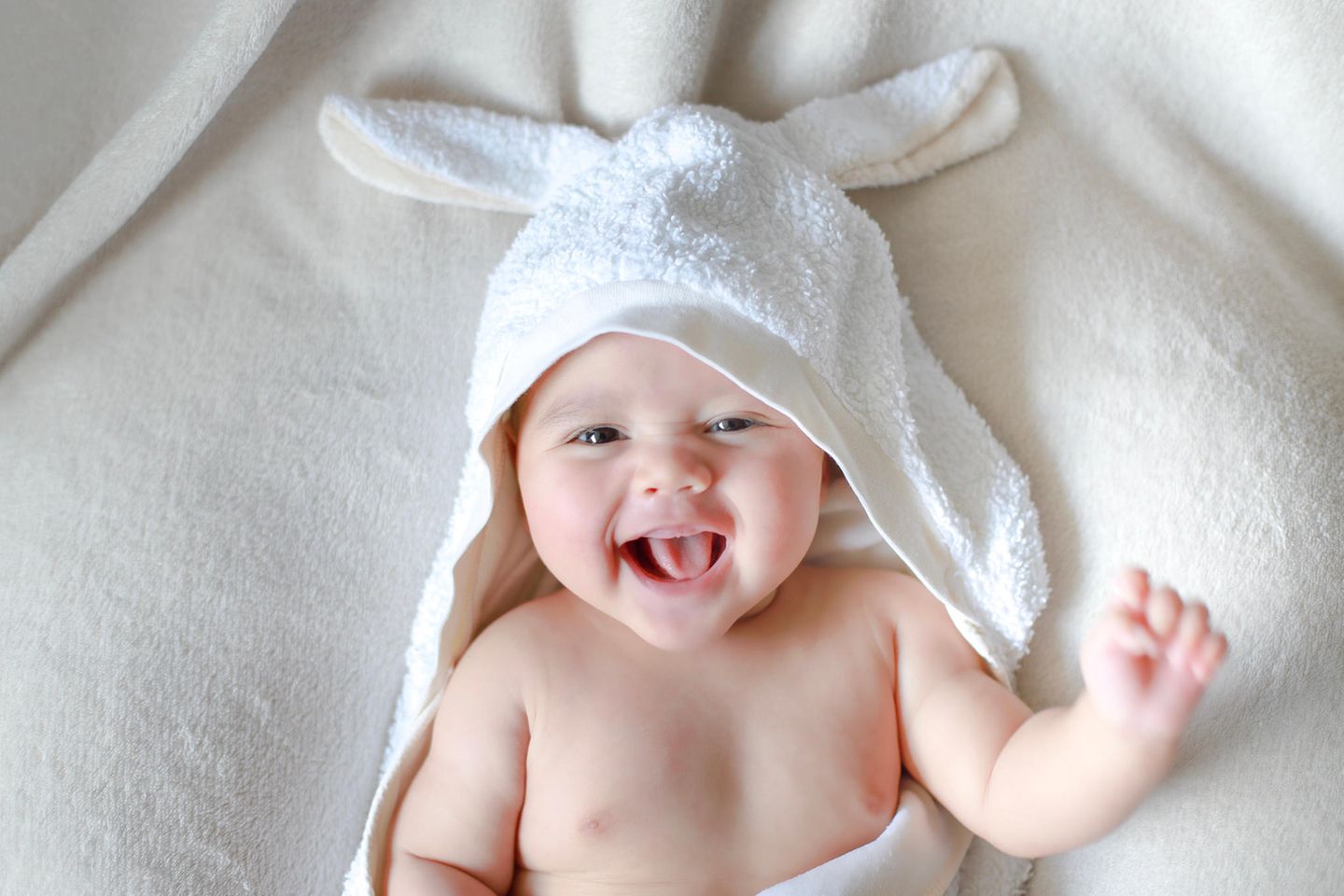 Babynamen für Widder: Baby im Handtuch