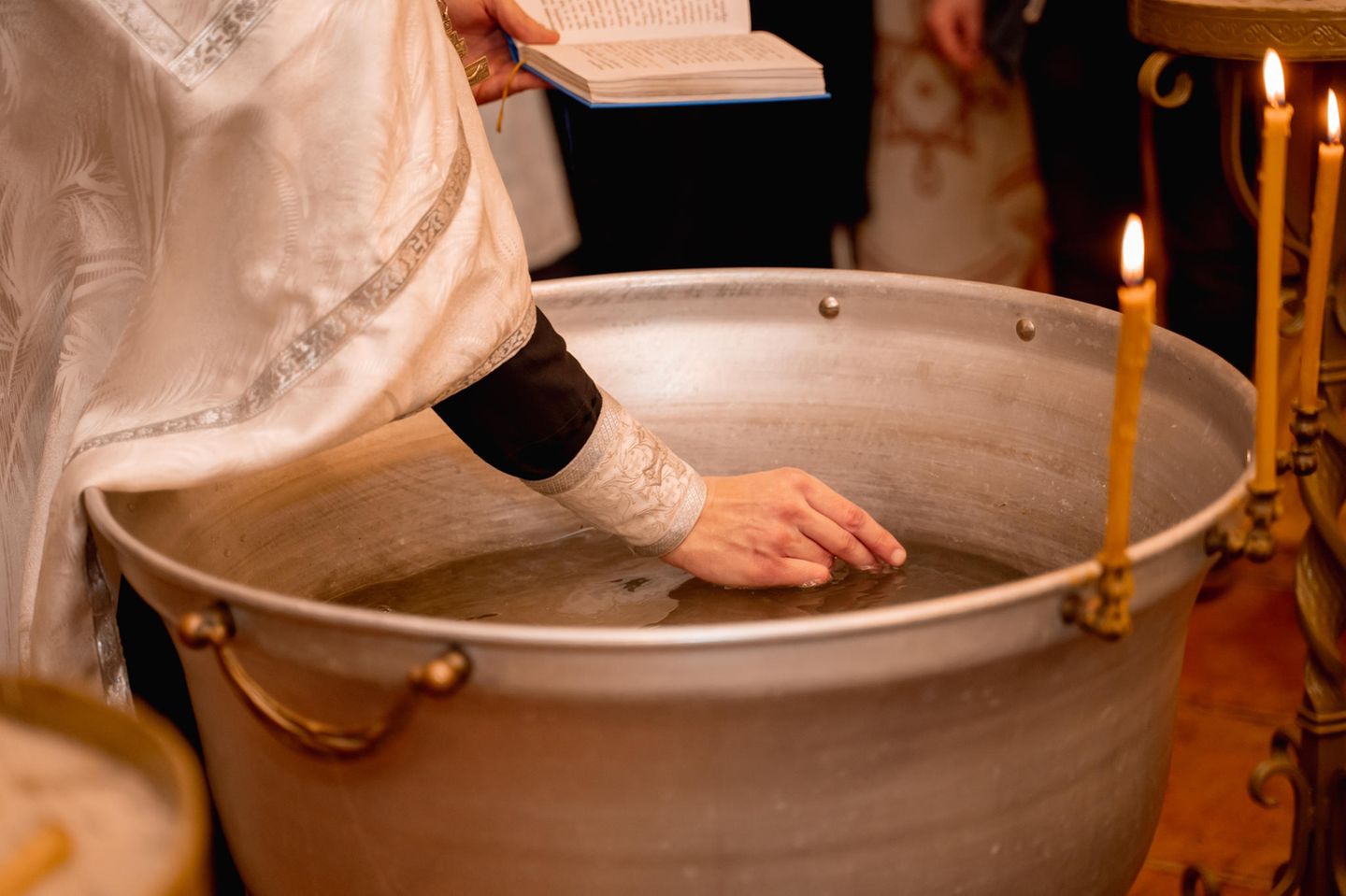 Baby stirbt nach orthodoxer Taufe: Priester taucht Hand ins Wasser