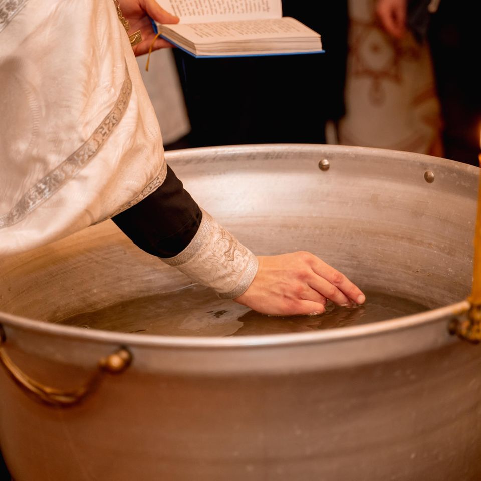 Baby stirbt nach orthodoxer Taufe: Priester taucht Hand ins Wasser