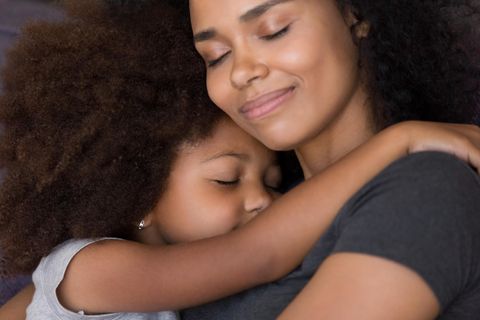 Worte für eine glückliche Kindheit: Mutter umarmt Tochter