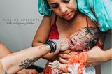 Geburtsfotos 2021: Mutter hält Neugeborenes
