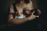 Geburtsfotos 2021: Frau stillt Baby