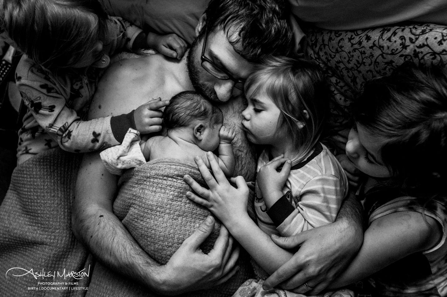 Geburtsfotos: Vater mkt seinen Kindern und Neugeborenem