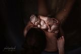 Geburtsfotos 2021: Baby liegt auf Brust der Mutter