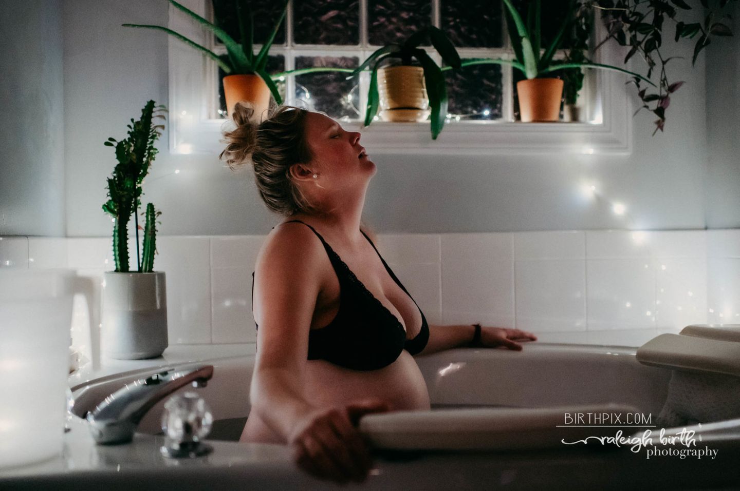 Geburtsfotos 2021: Frau in der Badewanne mit Wehen