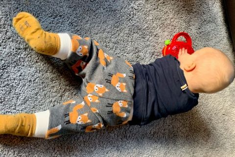Lockdown mit Baby: Spielendes Baby auf Teppich