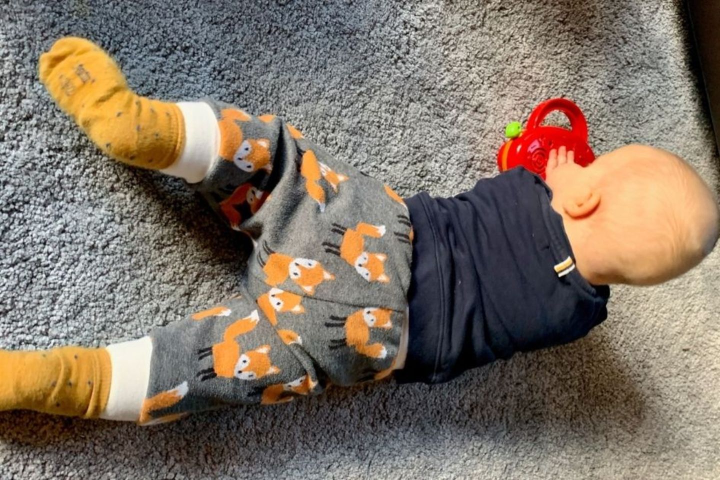 Lockdown mit Baby: Spielendes Baby auf Teppich