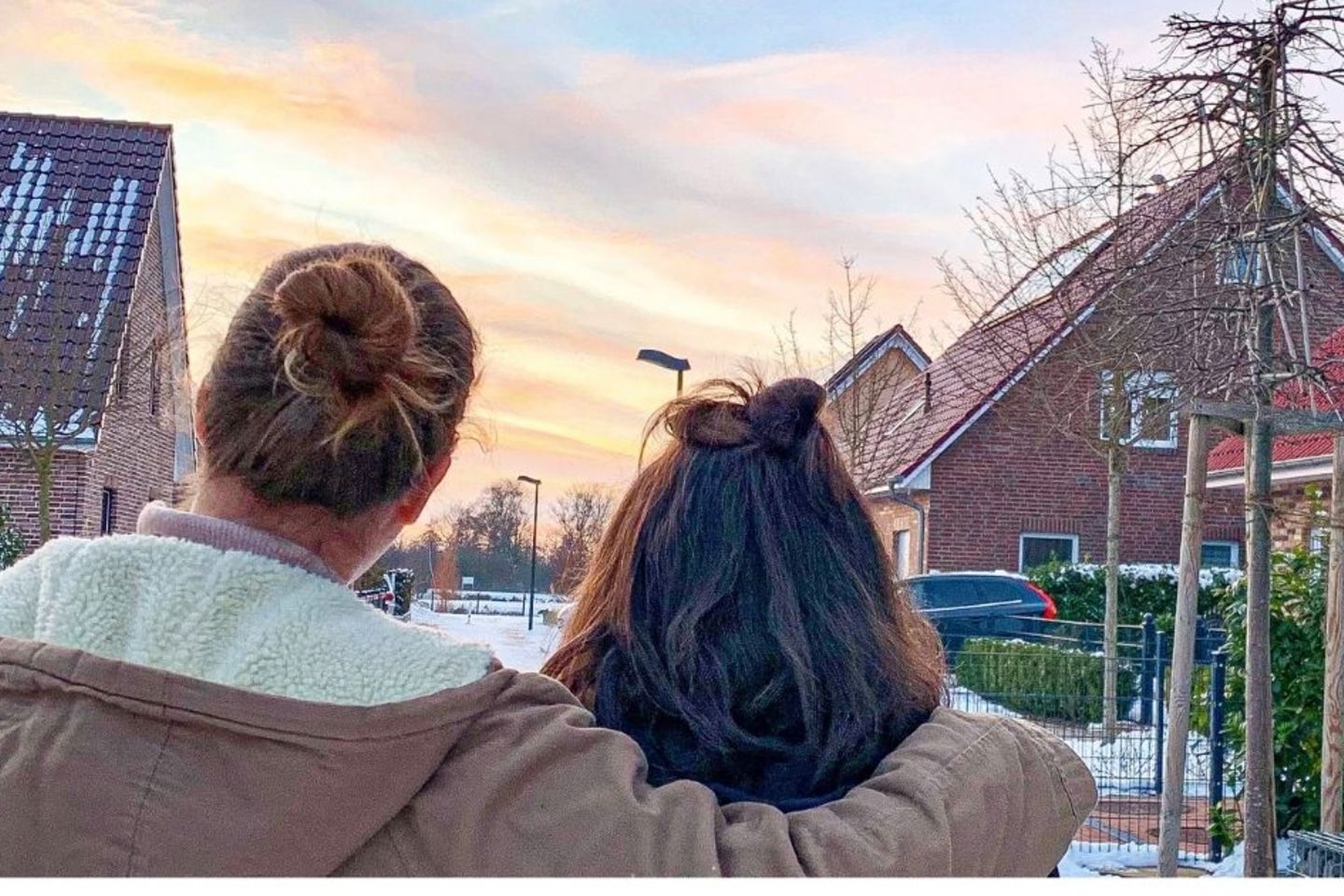 Mit Teenie im Lockdown: Mutter und Tochter von hinten