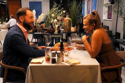 First Dates Hotel: Paar sitzt am Tisch