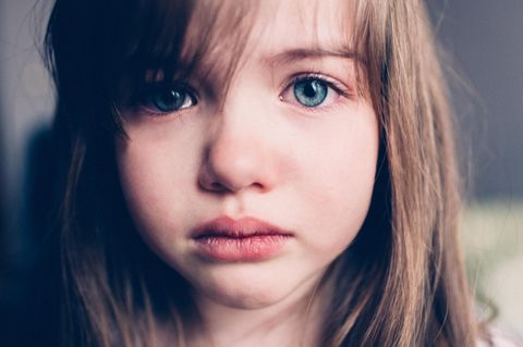 Warum unsere Kinder nicht stressresistent sein müssen: Trauriges Mädchen