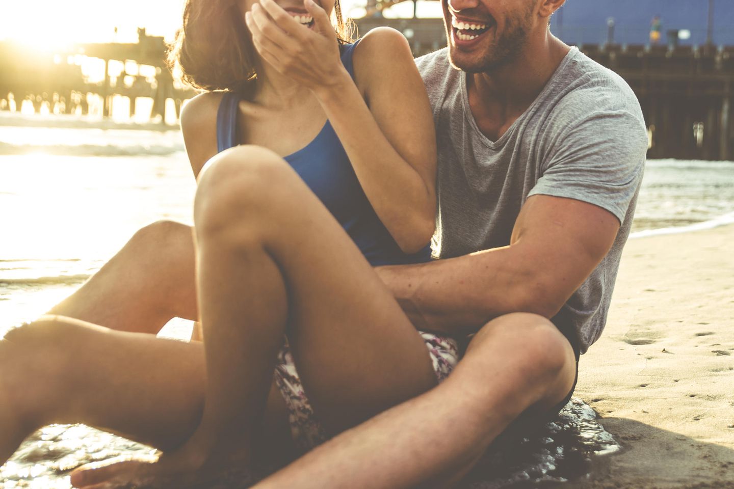 Studie: Ein Paar hat Spaß am Strand
