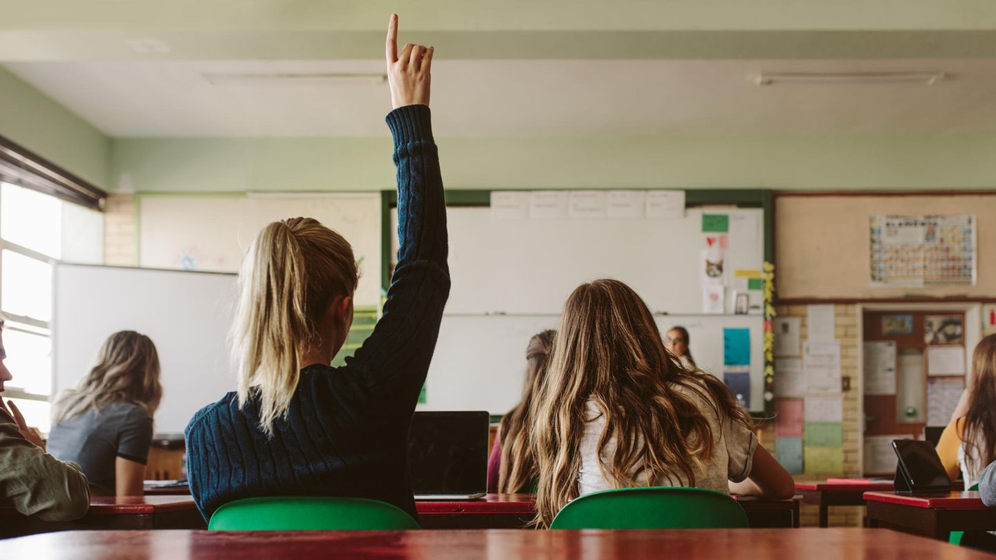 Sexismus: Lehrer ermahnt SchÃ¼lerin, weil sie ohne BH zur Schule kam