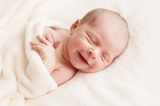 Liebevolle Babynamen: Baby lächelt