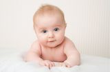 Liebevolle Babynamen: Baby auf Decke