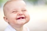 Liebevolle Babynamen: Baby lacht