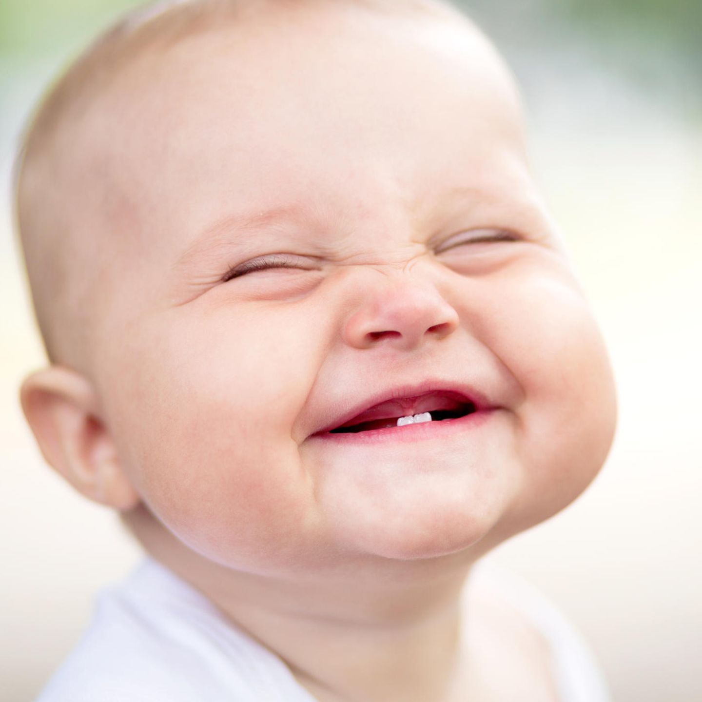 Liebevolle Babynamen: Baby lacht