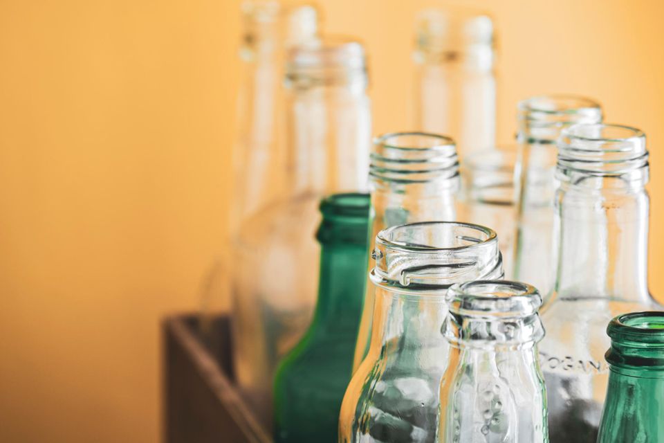 Pfand spenden: Ein paar leere Glasflaschen
