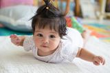 Liebevolle Babynamen: Baby mit Zopf