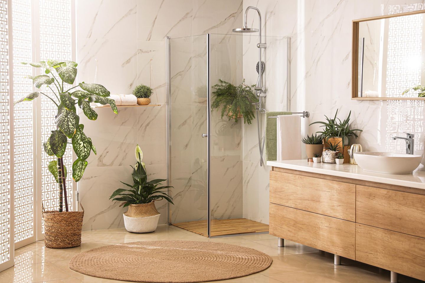 Bad einrichten: helle Badezimmer-Einrichtung, Pflanzen, Kommode, Duschkabine