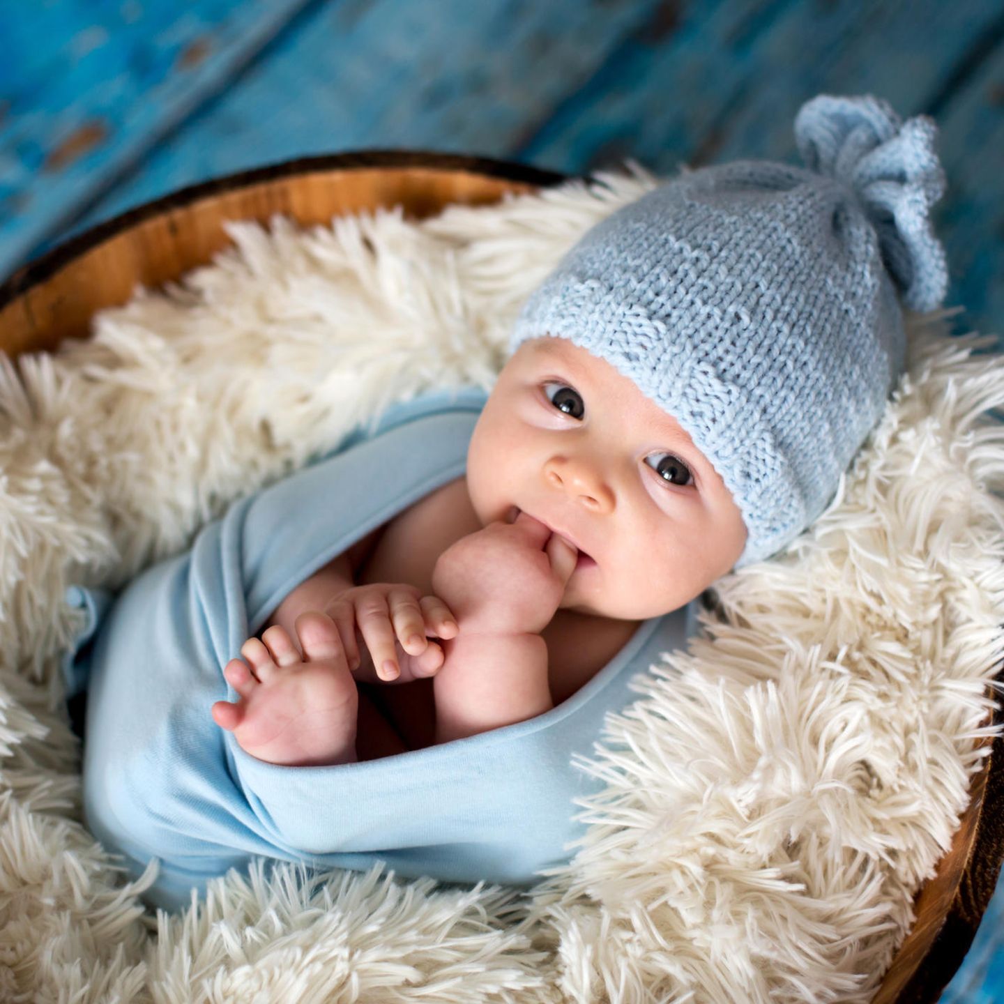 Liebevolle Babynamen: Baby mit blauer Mütze