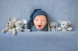 Liebevolle Babynamen: Baby mit Kuscheltieren
