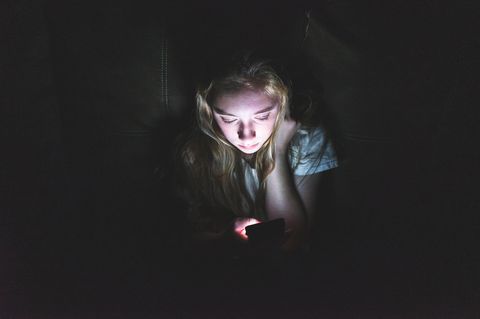 Cybermobbing: Mädchen im Dunklen am Handy