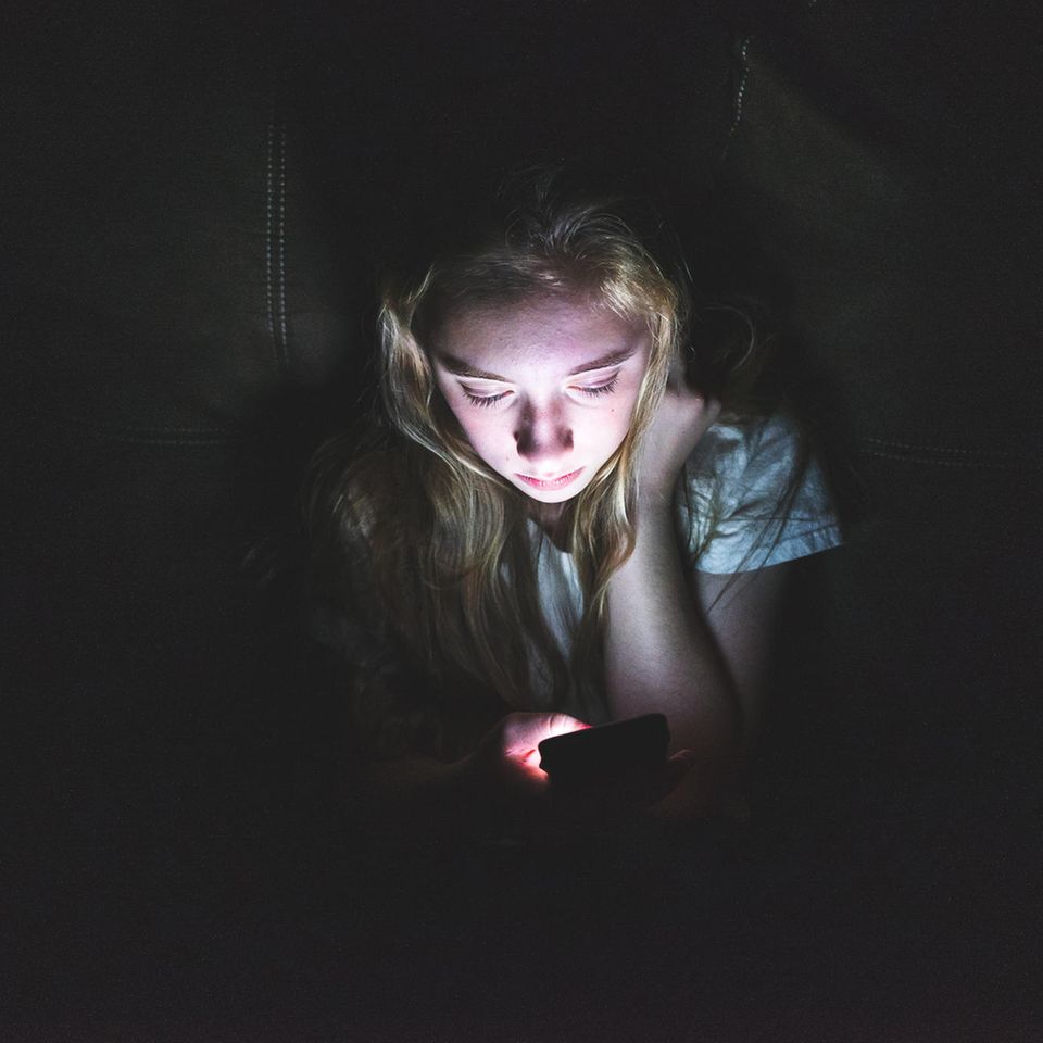 Cybermobbing: Mädchen im Dunklen am Handy