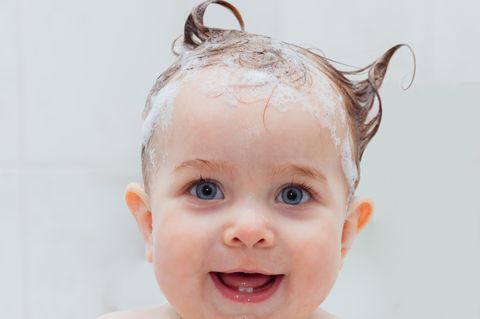 Babynamen für Stiere: Baby mit Shampoo
