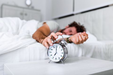 Studie über Morgentypen: Mann stellt Wecker aus