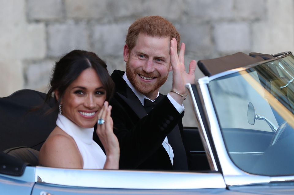 Eine Erinnerung an Diana (†), die Harry auch am Tag seiner Hochzeit bei sich trägt: das silberne Armband an seinem rechten Handgelenk. 