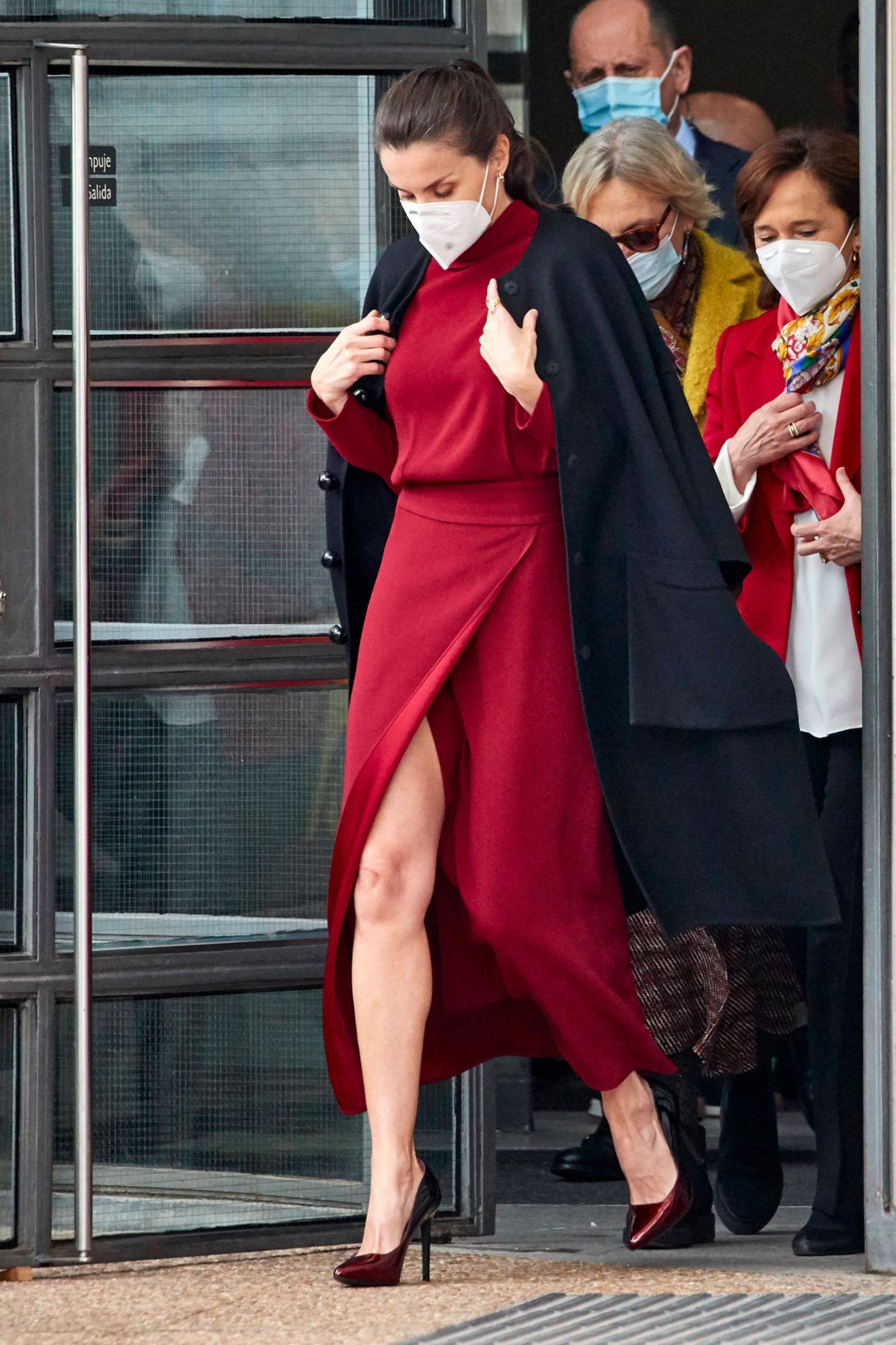 Wenn es um Stil geht, kann keiner Königin Letizia von Spanien etwas vormachen. Die Frau hat einfach Stil. Das bewies sie erst kürzlich beim Besuch in der Nationalbibliothek in Madrid. Das rote Kleid von Massimo Dutti mit suuuuuuper hohem Beinschlitz sieht einfach toll aus. Aber irgendwie kommt uns der Look bekannt vor ...
