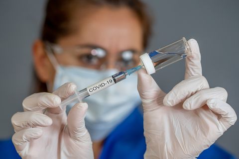 Corona aktuell: Frau mit Impfstoff