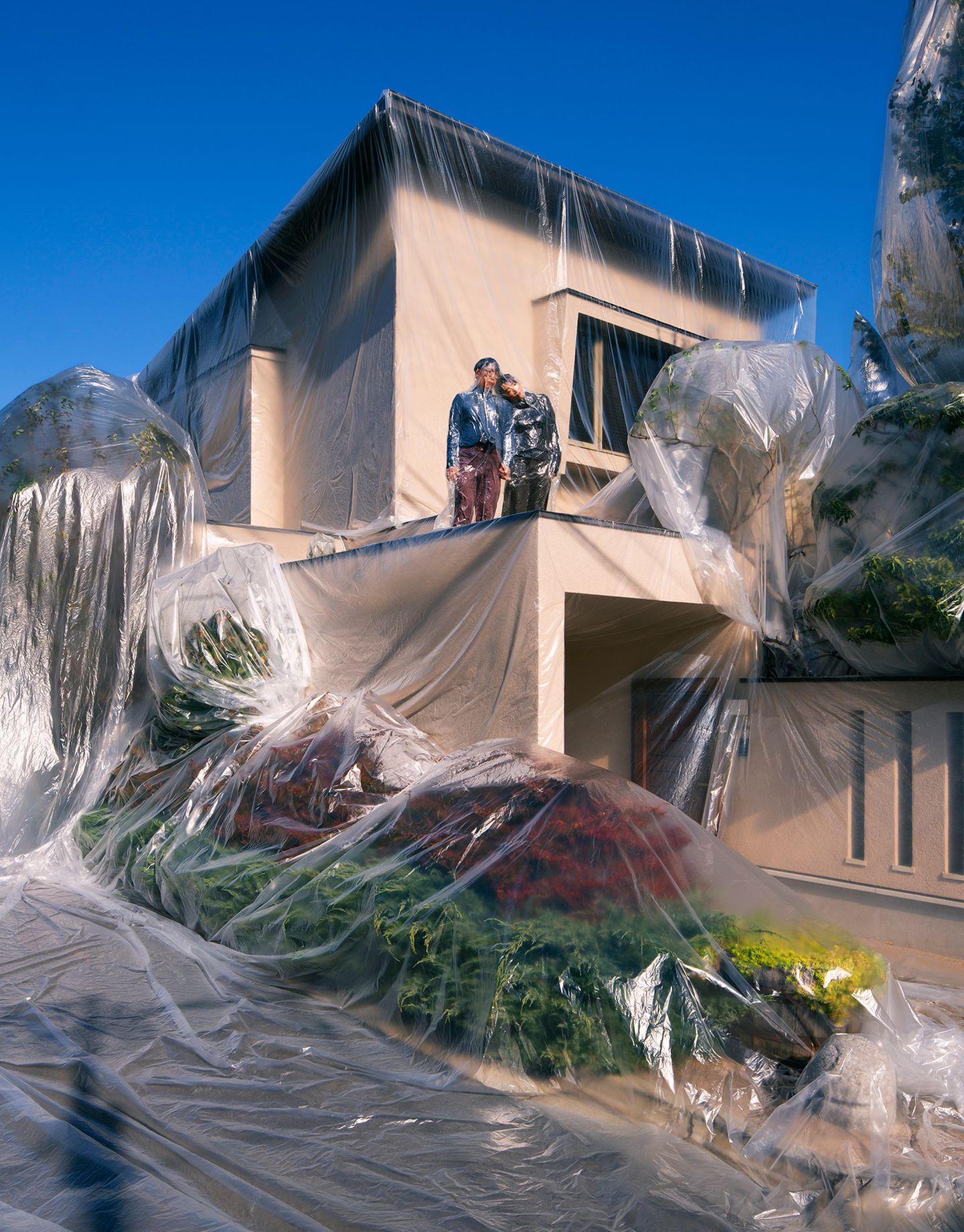 Art Photography Award: Paar und Haus mit Folie umwickelt
