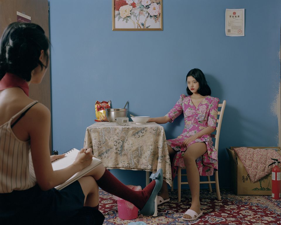 Art Photography Award: Frauen sitzen im Raum