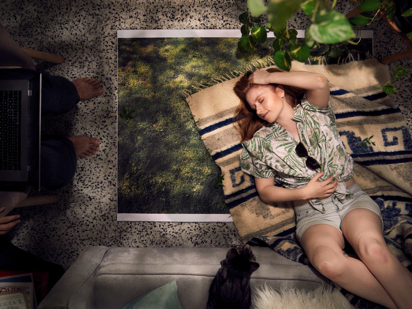 Art Photography Award: Frau liegt auf Boden