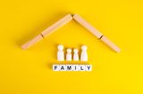 Hausratversicherung: Familie unter einem Dach
