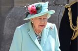 Queen Elizabeth II ist eine wahre Stilikone – besonders wenn es um Farben und Pastelltöne geht. Schwarz, Weiß oder Grau sind an der Monarchin fast nie zu sehen, sie setzt lieber auf zarte Blau-, Rosa- und Gelbtöne und liegt damit immer im Trend! 