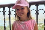 Sophia, die ältere Tochter von Tamara Ecclestone und Jay Rutland, posiert in einem coolen Batik-Zweiteiler und mit rosafarbener Visoren-Cap und cooler Kette auf dem Balkon. Im Hintergrund ist Dubai zu erkennen, wo Familie Ecclestone gerade einen "verlängerten Urlaub" macht. 