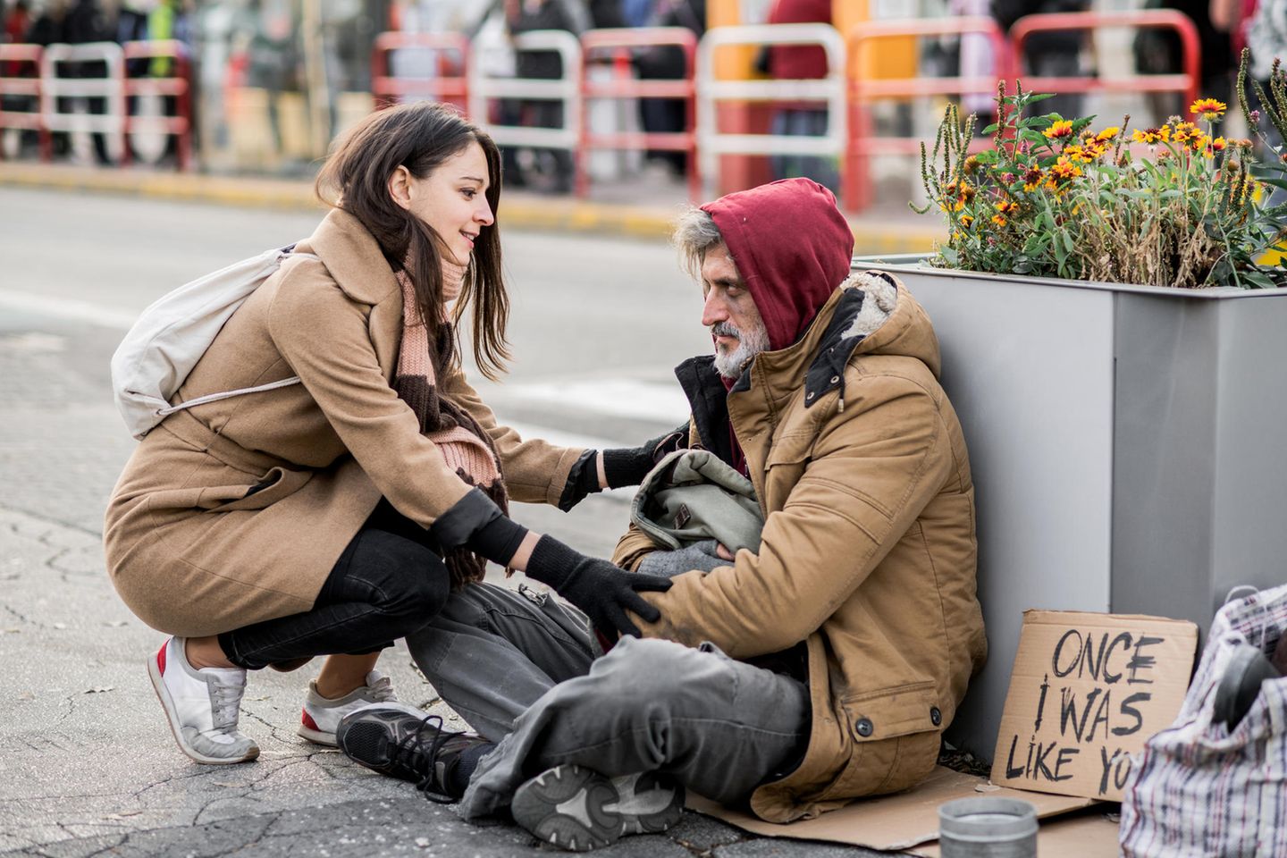 Streetworker: Streetworkerin mit Obdachlosem