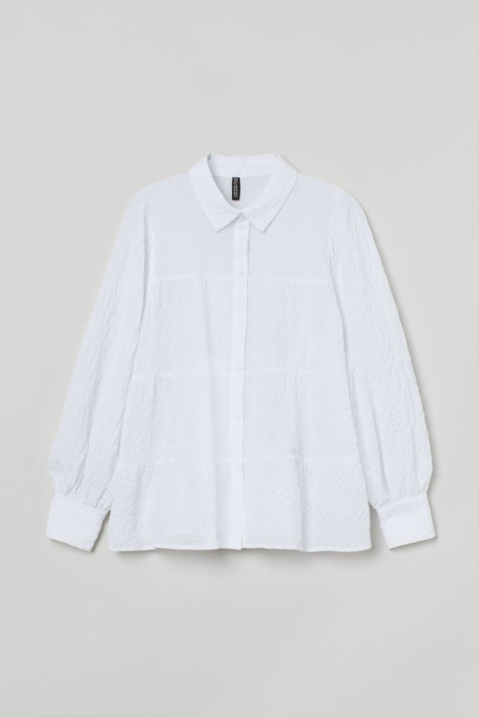 Weiß macht sich hervorragend in jeder Frühlingsgarderobe. Vor allem, wenn sie coole Ballonärmel hat. Crêpe-Bluse von H&M, etwa 25 Euro.